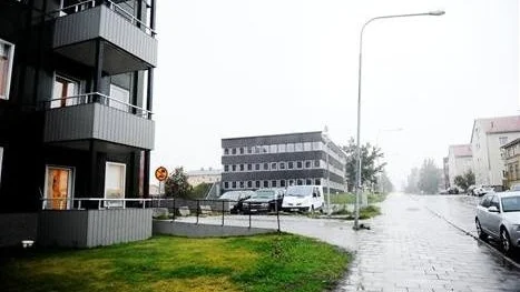 P-PLATS I DAG. Det befintliga kontorshuset ska bli högre och på tomten intill vill Galären bygga ett tolv våningar högt hus.Foto: Petra Isaksson