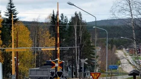 Mycket av den tunga vägtrafiken genom Koskullskulle passerar i dagsläget över denna järnvägsövergång liksom samhällets barn på väg till skolan. Det skapar olycksrisker anser innevånarna som vill att den tunga trafiken tar en annan väg.