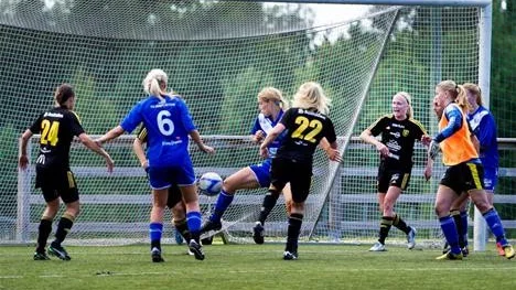 Ograciöst. Charlotte Forsbergs 2?1-mål var kanske inte det snyggaste hon gjort i sitt liv, men väl så viktigt. Det blev direkt matchavgörande och gav hennes 
Alvik segern mot Umedalen. ?Foto: Pär Bäckström
