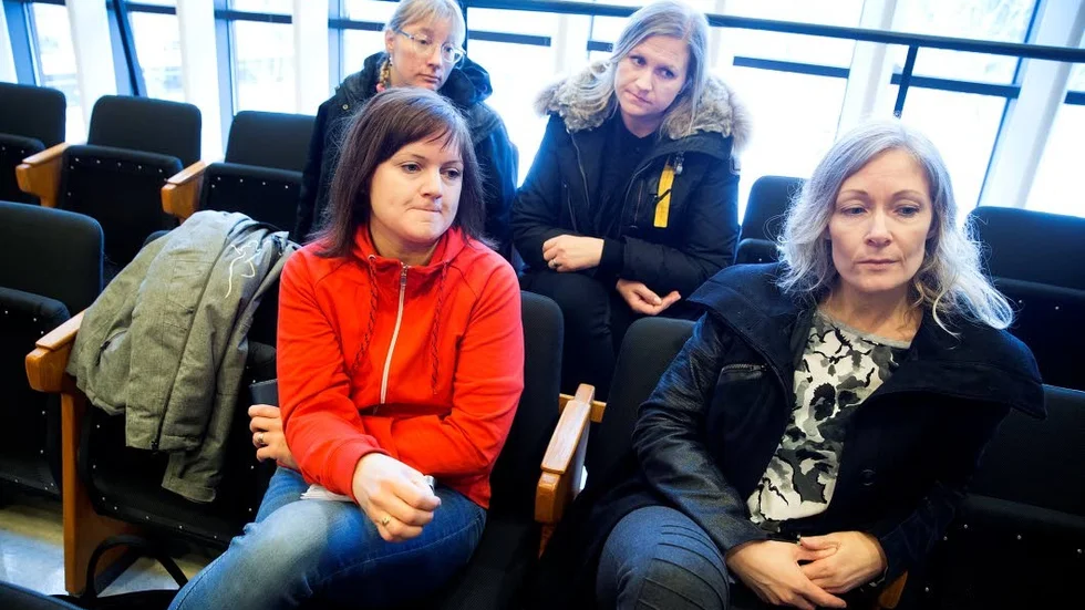 Uppgivna. Barbro Wikström, Ulrika Sellin Levander, Anna Sandsten och Jenny Blomquis kommer alla från Sunderbyn. De vill rädda Kläppenskolan men nu ser det mörkt ut. De får hoppas på politikerna i fullmäktige.