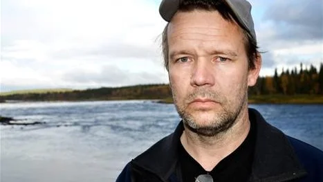 BREDDNING. Urban Kumpula bor alldeles intill Muonio älv. Han känner nu stark oro för vilka ämnen som kan följa med gruvvattnet i samband med ett Northland resources breddar klarningsdammen. "Den har inte den kapacitet den bör ha. Det här är allvarligt", säger han