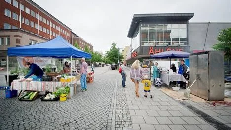 TORGHANDELN. Nu är står torghandlarna på Nytorget igen.