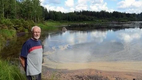 UTSLÄPP. "Det luktar infernaliskt illa här". Sixten Kemi har sommarstugan alldeles i närheten av viken.