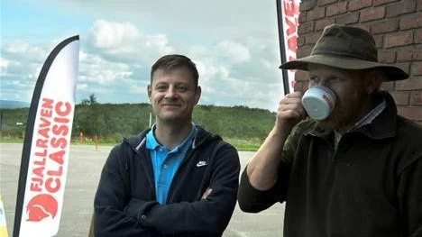 TYSKAR. Thomas Schmidt och Michael Breuer från Berlin är laddade inför vandringen mellan Nikkaluokta och Abisko. Här på Högalidsskolan i Kiruna som är samlingsplatsen för Fjällräven Classic.