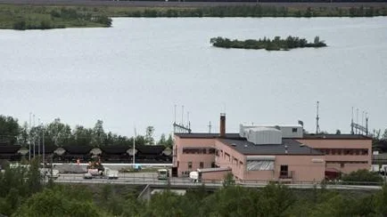 NYTT LÄGE. Det råder full aktivitet vid det nya stationsläget just nu och om en månad ska det vara klart. Då ska även busslösning vara på plats, men oppostionen tycker att beslutet var förhastat.