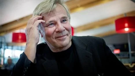 JÄTTEEPOS. "Att Guillou kan driva fram en spännande historia är förstås ingen nyhet. Men återigen, liksom i större eller mindre grad i de två första delarna i detta jätteepos, störs jag verkligen av författarens sätt att hantera detta myllrande 1900-tal", menar Kurirens recensent Lars Hedström.