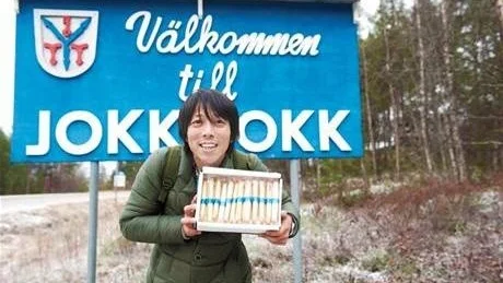 Yoji Egusa är med ett japanskt tv-team i Jokkmokk för ett reportage om lyxkakan Yoku Moku.