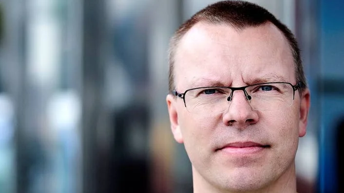 Han vill ha hjälp. Sjukgymnasten Roland Fransson reagerar över det sätt som hans patient Daniel Engman bollats runt av sjukvården, när han försökt få diagnos och behandling.