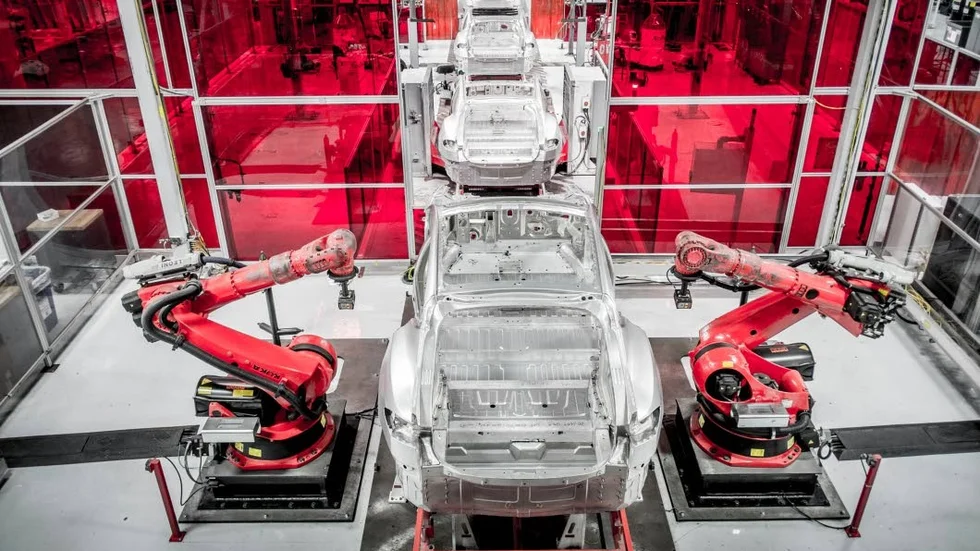 Framtiden. Innifrån elbiltillverkaren Teslas fabrik. Kommer bilar ens behöva bensin om 5 år?