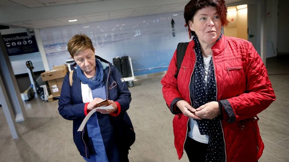 Förlorade en dag. Det inställda flyget på torsdagsmorgonen gjorde att resan till London försenades med en dag för Mona Berglund och Inger Lindqvist, både från Piteå. Så då det till slut löste sig var de inte allt för ledsna.