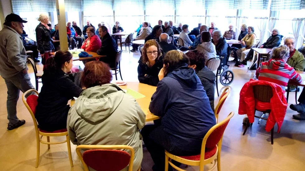 Rädda hälsocentralen. Engagemanget i Edeforsbygden för hälsocentralen är massivt. Ett åttiotal personer hade kommit till ett möte med media på onsdagen.