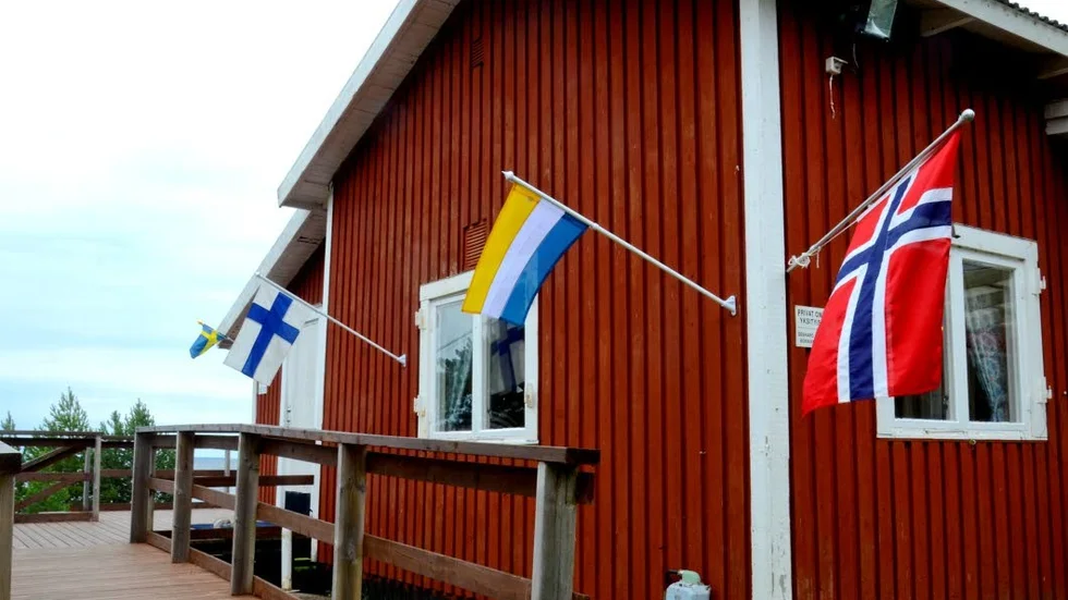 Mångkulturellt. Vid stugknuten på kyrkans lägergård på Seskarö har den svenska, finska, tornedalska och norska flaggan satts upp.
