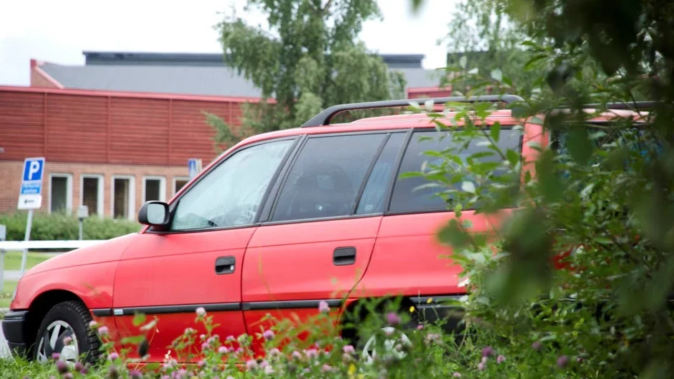 Litet hål. Skottet hade gått in i rutan på bakdörren. Det är ett finkalibrigt vapen som har använts.