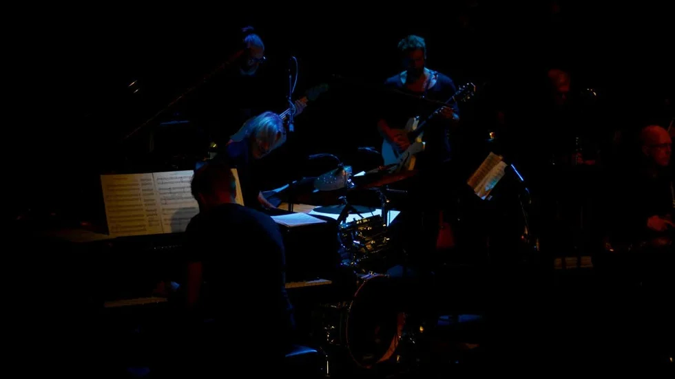 Ös! Det var mycket ös när Norrbotten Big Band mötte Magnus Öström under lördagskvällen i Lilla salen på Kulturens hus.