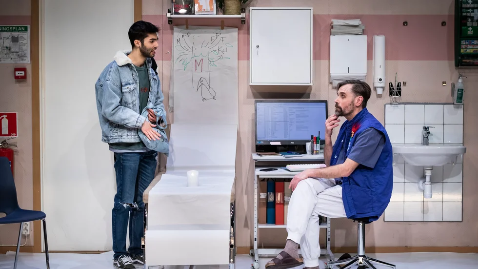 William Spetz och Sven Björklund bjuder på en dialog som är något av en humoristisk slakt av hjälpen som erbjuds för människan i behov av hjälp för bristande livslust och ångest. 