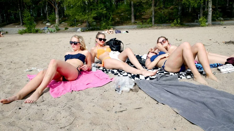 Marion Mattson, Isabelle Folkesson, Sandra Jatko och Nathalie Johansson passar på att sola medan solen skiner.