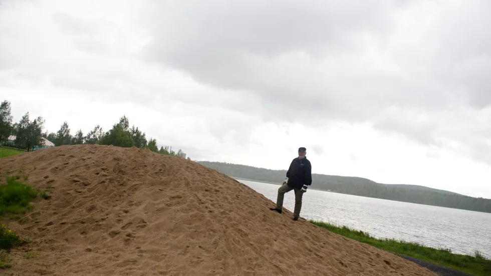 Legat i tre år. Den 500 kubikmeter stora sandhögen vid Kläppenområdets strandkant kan snart komma att utgöra en badplats i centrum.