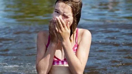 TUFF BADERSKA. Ronja Kosterberg, 10, kastade sig utan fruktan ned i det ännu relativt svala vattnet. "Det är bra väder, då kan man bada.Jag tycker att det är ganska varmt i vattnet",  säger hon och skrattar.Foto: SARA MORITZ