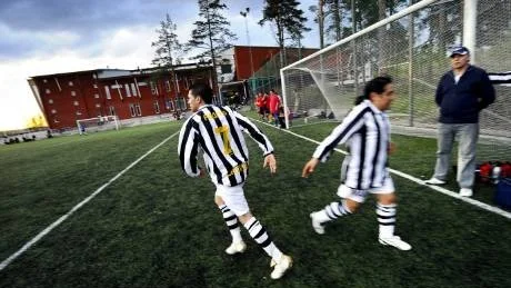 IN OCH KÄMPA. Pablo Cotacachi önskar Andres Renqito lycka till då det byter med varandra. I korpserien får man göra flygande byten.