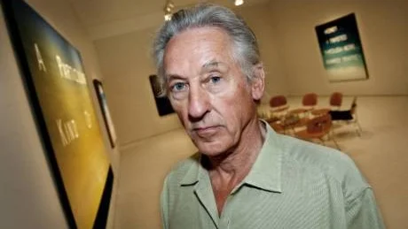 STILL GOING STRONG. Ed Ruscha, 72 år, är en i högsta grad aktiv konstnär. Nu visar Moderna museet en utställning med verk från hans 50 år långa karriär.