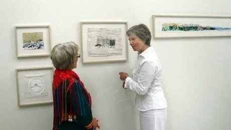 DRIVER KONSTHALL. Gunhild Stensmyr talar med Britta Marakatt-Labba, som var sommarens utställare på Skärets konsthall i Skåne.