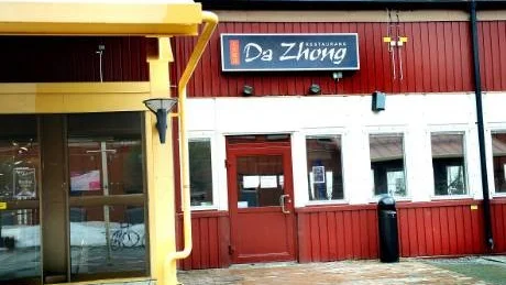 OKÄND. Da Zhong serverar kinamat vid universitetet.