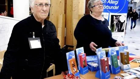 FINNS ORSAK. Igenkännandet betyder mycket. Iris Önneryd och Birgitta Alstergren, Astma- och allergiföreningen i Luleå berättar att många av deras medlemmar blir betraktade som psykiskt inbilska. "Men det finns faktiskt en orsak", säger Birgitta Alstergren, ordförande. Foto: Håkan Gidlöw