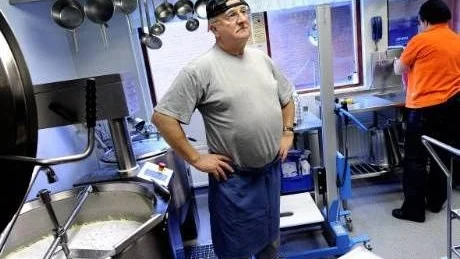 VISIONÄR. Kocken Sven-Åke Bruhn lägger stor vikt vid tillagningen av skolmaten. "Barn ska precis som vuxna ha mat som smakar gott", säger han. I bakgrunden syns Doris Olli, skolmåltidsbiträde, som delar hans uppfattning.