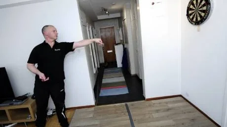 TRÄNINGSARENAN. Det är hemma i vardagsrummet som Anders Åström får träna. Sedan Stadspuben stängde och Allstar plockat ner darttavlan finns det inte många alternativ för träning. Annat än hemma.