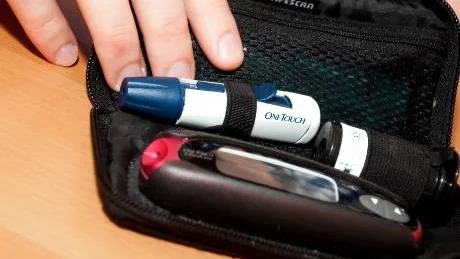 LIVSNÖDVÄNDIG. Joakim Söderena bad om att få kontrollera sitt blodsocker flera gånger, men nekades. Blodsockermätaren bär han ständigt med sig.