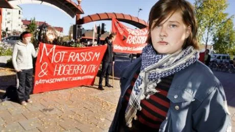STÅ UPP. Sara Lindelöf från Rättvisepartiet socialisterna tycker att det är viktigt att stå upp och visa att man inte tycker att det är okej med främlingsfientlighet.