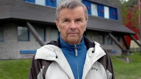 ANMÄLER. Svante Henelund (C) har tröttnat på sophanteringen i Pirttivuopio. Nu anmäler han tekniska verken för miljöbrott.
