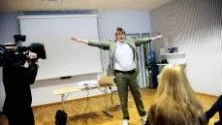 MED ANDAN I HALSEN. Dan Swärdh ikläder sig rollen som Stig i Staffan Hammars och Teater Scratchs mellanstadiepjäs Extraliv som handlar om dyslexi och utanförskap.Foto: Petra Isaksson Foto: Petra Isaksson