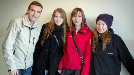 NÖJDA. Barn- och utbildningsnämndens ordförande Roger Suup och eleverna vid omvårdnadsprogrammet Sandra Kemi, Tove Eriksson och Christina Blind är nöjda med det som Lapplands gymnasium kan erbjuda.