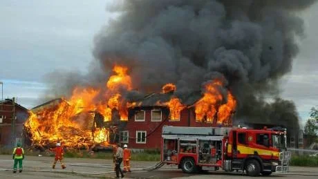 KRAFTIG BRAND. En brand i en fastighet i centrala Gällivare tidigt på söndagsmorgonen krävde full insats av Räddningstjänst och polis. Vid nio-tiden stod bygganden i lågor och räddningstjänste koncentrerade sig på att försöka hindra intilliggande byggnader, till vänster, lantmännens Granngården, från att fatta eld.  Foto: kenth Bergmark