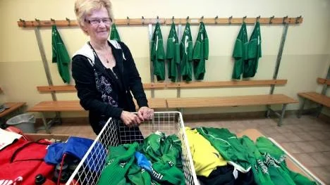 Här är en riktig klippa. Sandra Lundström har arbetat i Rosvik IK sedan 1980 och fastän hon gått i pension har hon fortsatt att jobba ideellt i föreningen. Bland annat tvättar hon svettiga fotbollskläder.
