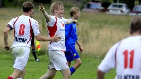 Johnny Landgren hade fullt upp med att jubla i går kväll på Holma. Alterdalen besegrade Storfors 2 med hela 10-0 och Johnny svarade för fem av målen. Och nu är seriesegern i division 5 södra riktigt nära.