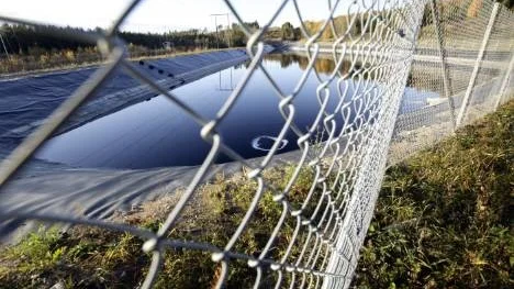 Pireva har nyligen anlagt ett nytt tätskikt i botten på den stora behandlingsdammen för lakvatten, den så kallade L1-dammen. Detta för att förhindra läckage av lakvatten till omgivningen.
