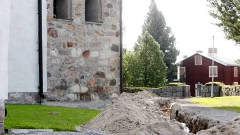Föga överraskande rymmer marken runt Öjebyns 1400-talskyrka  åtskilliga benrester efter begravda bortglömda människor från  tidigare århundraden.