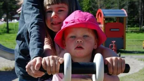 Tripp trapp trull. På bilden bakifrån: Elina Sandlund, Linda Volland Sundström och minstingen Ebba Celander Bäckman.