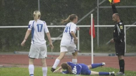 Hårda bud under finalen. Jenny Nordlund i Öjebyn biter i gräset. Storforstjejerna är Jessica Nordsvahn (17) och Linnea Lundberg.