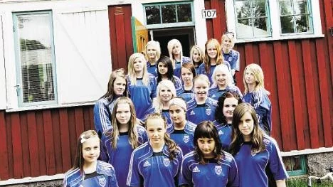 Öjebyns fotbollstjejer: Bakre raden från vänster: Sara Jonsson, Carolin Jonsson, Linda Söderberg, Ebba Andersson, Elin Renberg . Nästa rad: Hanna Wiklund, Amina Layoni, Carolin Lundin, Felicia Kattmukk, Ebba Östman. Nästa rad: Linea Wallon, Emmelie Sjöberg, Elice Öhman.Nästa rad: Frida Åkerström, Miina Amarayin, Rebecka Lindgren Raden längst fram: Sofia Jonsson, Maddelen Wiklund, Sara Amarayin, Emma Hedkvist.