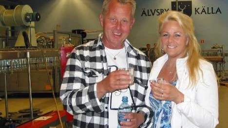 I onsdags premiärbesökte Älvsby Källas nye vd Pelle Lindquist Omberg och aktieägare Maria Johansson, Stockholm, vattenfabriken. "En fantastisk byggnad, fin lina, ordning och reda och trevlig personal! Det skålar vi för!" sa duon och passade på att göra reklam för den nya halvlitersflaskan.