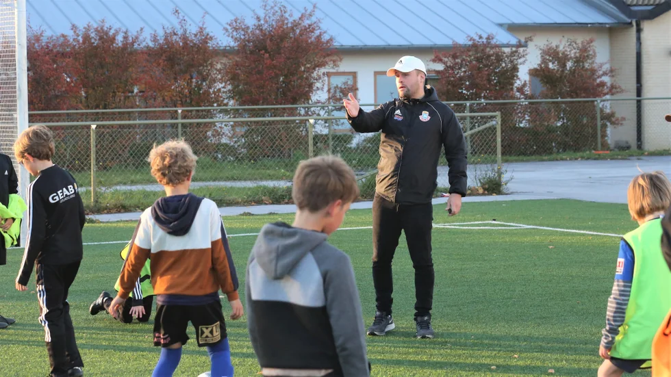 Daniel Johansson tränar fyra olika barn- och ungdomslag i Visby AIK, men någon uppoffring ser han inte det som. Snarare ger det honom så mycket glädje att det är värt varje timme.