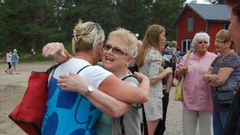 Nämen, är det inte...? Jo, visst är det Berit! Och Marie. Glada återseenden på hemvändarfesten i Arvidsjaur.