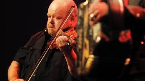 Kalle och Bengan servarar godbitar som Studsviksvalsen, Underbar och Beatrice. Kalle Moraeus växlar mellan fiol och olika gitarrer.
