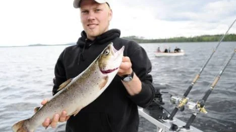 Richard Granberg från Arvidsjaur blev årets trollingmästare i Pjesker.  En öring på 1,86 kilo garanterade vinsten. "Vi har fått närmare 30 fiskar, men bara en öring", säger han.