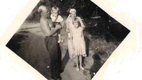 Ett foto som föreställer Roger Lindqvist i sin morfar Sanfrids armar. Samt mormor Beda och syster Gerd.