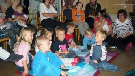 Förväntningarna var höga när Familjecentralens unga besökare slog sig ner för att titta på dockteatern "Sagan om vanten" i onsdags.