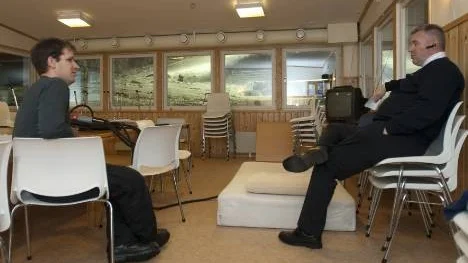 Medan Arvidsjaur rustar för nattro pratar Robert Stenvall, till vänster, och Christer Mattsson-Lundmark om nattens snöproduktion på Prästberget. Snökanonerna i backen går dygnet runt i närmare två veckor innan allt är klart.
